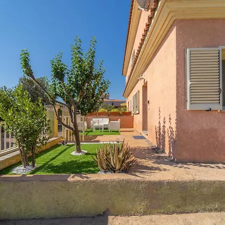 Apartment With Garden